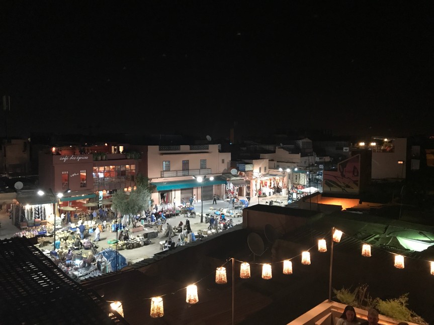 Largo do Café des Épices em Marrakech (à noite)