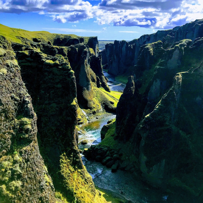 O canyon encantado de Fjaðrárgljúfur